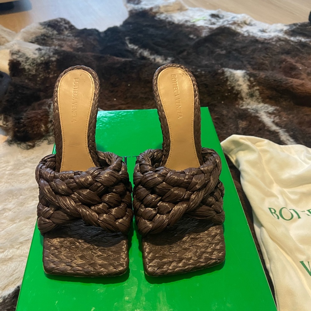 Bottega Veneta Intreccio Raffia Stretch Mule Bitter Chocolate Size 7 Euro 37